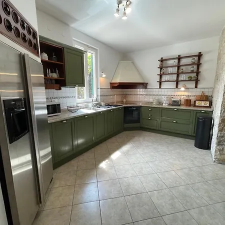 Anna Varos By Interhome *